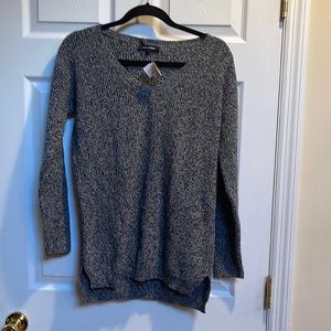 525 America black white small v neck sweater nwt